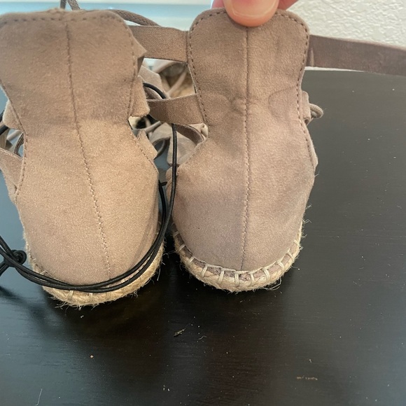 Forever 21 Mocassins Strappy Flat Sandals Shoes 6 Ankle Straps brown boho preppy - Picture 8 of 10